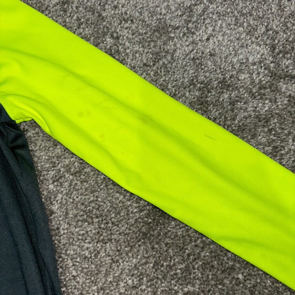 Under Armour top - Picture 2 of 3